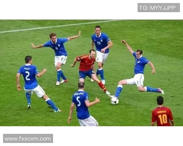 足球明星踢球失误意外打碎玻璃引发的趣味故事与意外反响